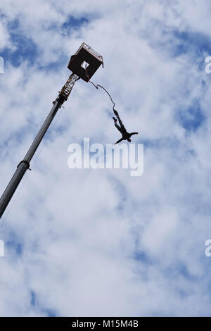 Sofia, Bulgarie - 23 septembre 2017 : vu de la terre un jeune homme bungee jumper se précipiter à partir d'une grue haute Banque D'Images