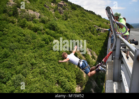 Jeune homme bungee jumper au premier moment de son saut d'un pont de 230 pieds de haut Banque D'Images