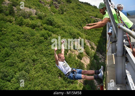 Jeune homme bungee jumper au premier moment de son saut d'un pont de 230 pieds de haut Banque D'Images