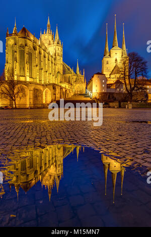 La célèbre cathédrale et l'église Severi à Erfurt au crépuscule reflété dans une flaque Banque D'Images