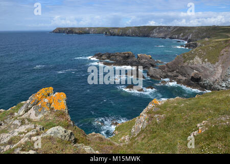 Vue depuis le South West Coast Path sur la péninsule de Lizard, Cornwall, England, UK Banque D'Images