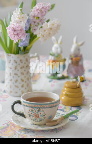 Plateau pour Pâques avec des fleurs et du miel Banque D'Images