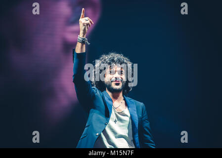 Turin, Italie. 26 janvier, 2018. Les chanteurs pop italienne trio, composé par Max Pezzali, ancien chanteur du groupe 883, Nek (de son vrai nom Filippo Neviani) et Francesco Renga, photographié lors de l'exécution sur scène dans une arène bondée. Credit : Alessandro Bosio/Pacific Press/Alamy Live News Banque D'Images