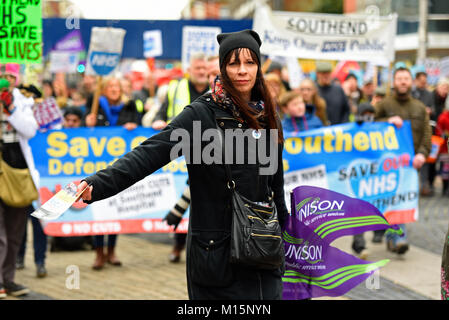 Les manifestants se sont réunis à rassemblement contre de nouvelles réductions et de restructuration de l'hôpital de Southend et hôpitaux Broomfield et Basildon Banque D'Images