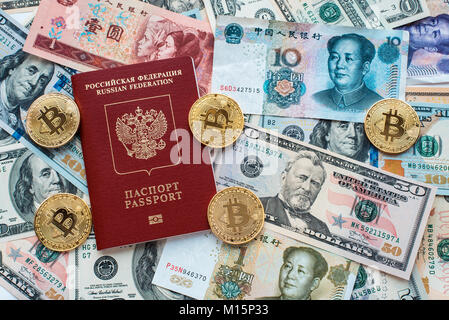 Le passeport est le russe. Contre le papier-monnaie, le dollar américain, du yuan chinois CNY, pièces métalliques, bitcoin, monnaie crypto, l'identification des clients. Banque D'Images