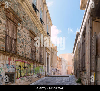 SYROS, GRÈCE - 10 avril 2016 : rue traditionnelle avec de vieilles maisons et de graffitis Banque D'Images