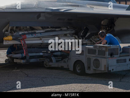 Les aviateurs de l'US Air Force affectée à la 94e unité de charge d'entretien d'aéronefs sur une munitions U.S. Air Force F-22 Raptor, lors du 3ème trimestre à concurrence de la charge d'armes Joint Base Langley-Eustis, en Virginie, le 3 novembre 2017. Le chargeur est utilisé pour ramasser, stabiliser et position des supports d'armes lors du chargement de la U.S. Air Force F-22 Raptors. (U.S. Air Force Banque D'Images