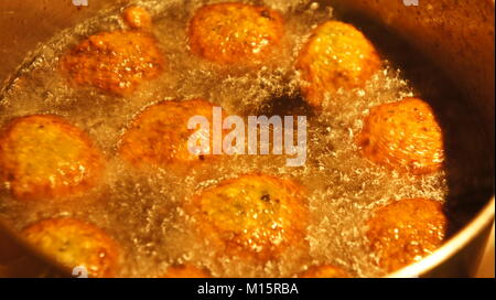 Dans l'huile bouillante de Falafel, falafel Cuisine Fresh Banque D'Images