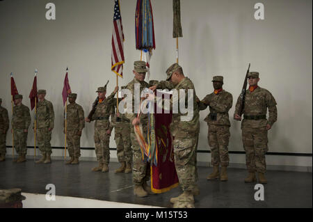 Al Udeid AIR BASE, Qatar - Le Lieutenant-colonel Daniel Swanson (à gauche) et commande le Sgt. Le Major Raymond Belk (à droite), l'équipe de commandement de la 5e Bataillon, 52e d'artillerie de défense aérienne de l'équipe "Deuce", 11e Régiment d'artillerie de défense aérienne Brigade, uncase les couleurs de l'unité au cours de la cérémonie de transfert d'autorité avec le 2-43 Air Defense Artillery "Warrior", 11e Régiment, à l'ADA Blatchford-Preston Théâtre complexe sur Al Udeid Air Base, Qatar, 12 janvier, 2018. Banque D'Images