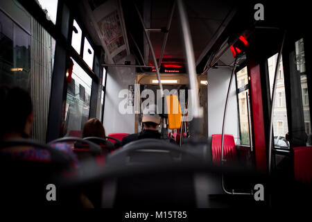 L'homme de derrière assis dans un bus à Prague, République Tchèque Banque D'Images