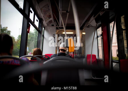 L'homme de derrière assis dans un bus à Prague, République Tchèque Banque D'Images