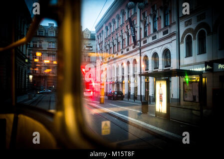 L'homme de derrière assis dans un bus à Prague, République Tchèque Banque D'Images