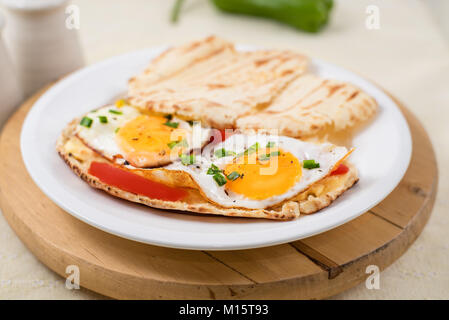 Sunny side up egg sandwich avec pain pita Banque D'Images