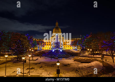 La législature à Edmonton la nuit pendant la saison d'hiver avec toutes les décorations de Noël illuminé. Edmonton est la capitale de l'Alberta. Banque D'Images