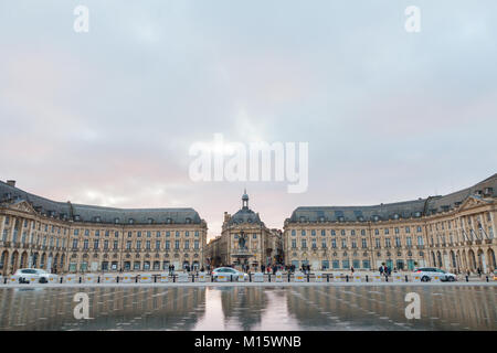 BORDEAUX, FRANCE - 24 décembre 2017 : l'eau Mirror (Miroir d'eau) fontaine sur la place de la Bourse place. Il est l'un des symboles de Bordeaux, et le Banque D'Images