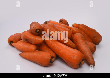 Sale tas de carottes, tiré hors de la terre et lavé. Banque D'Images