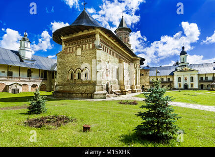 Neamt, Moldavie, Roumanie : l'église en pierre médiévale en Bucovine, au nord-est de la Roumanie construire par Pierre et entourée de murs Banque D'Images