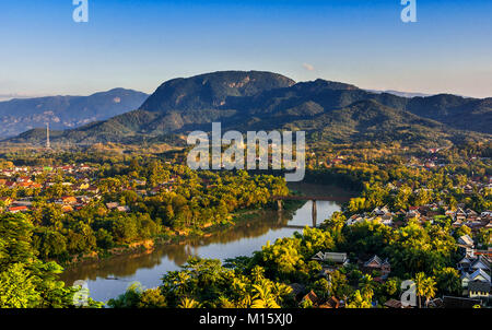 Luang Prabang, Laos, Asie du sud-est : Paysage sur la ville au coucher du soleil depuis le Mont Phousi feux, une montagne sacrée située au coeur d'e Banque D'Images