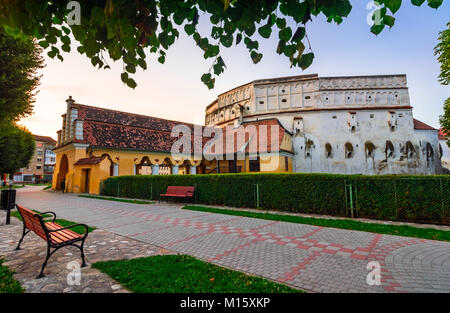 ,Prejmer Brasov, Roumanie : Entrée et murailles de l'église fortifiée de Prejmer dans la lumière dorée du coucher du soleil Banque D'Images