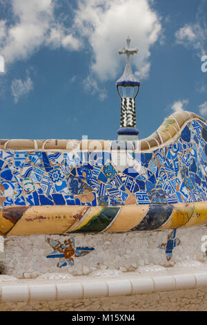 Détail de mosaïque travaux sur la terrasse principale du Parc Guell. De Barcelone Espagne Banque D'Images