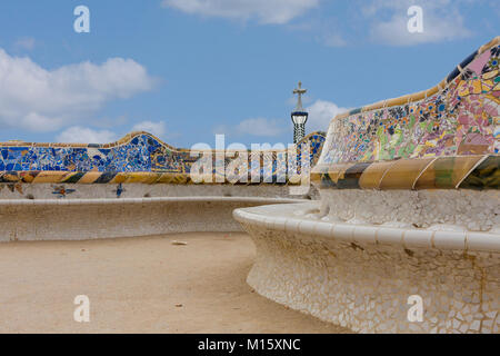 Détail de mosaïque travaux sur la terrasse principale du Parc Guell. De Barcelone Espagne Banque D'Images