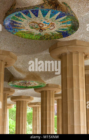 Détail de mosaïque travaux sur la terrasse principale du Parc Guell. De Barcelone Espagne Banque D'Images