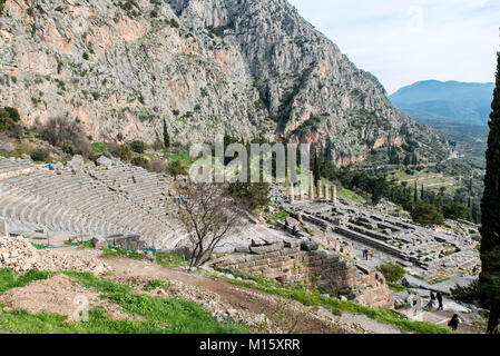 Temple d'Apollon à Delphes et théâtre antique, un site archéologique en Grèce, au Mont Parnasse. Delphes est célèbre par l'oracle au sanctuaire Banque D'Images