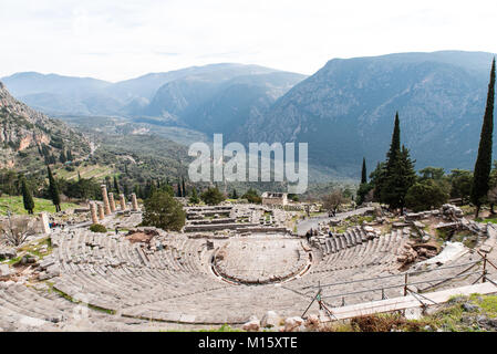 Temple d'Apollon à Delphes et théâtre antique, un site archéologique en Grèce, au Mont Parnasse. Delphes est célèbre par l'oracle au sanctuaire Banque D'Images