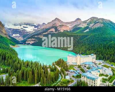 Turquoise du Lac Louise dans les montagnes Rocheuses, Banff National Park, Alberta, Canada Banque D'Images