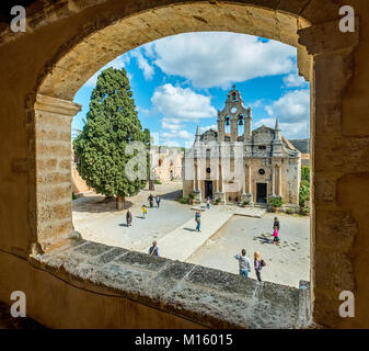 Vue panoramique sur le clocher de l'église du monastère nef deux Moni Arkadi,église orthodoxe grecque Banque D'Images