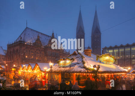 Ancien hôtel de ville avec la Cathédrale St Petri et marché de Noël sur la place du marché au crépuscule,Bremen, Allemagne Banque D'Images