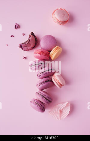 Sweet french macarons sur fond rose. Banque D'Images