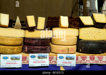 Fromage sur l'affichage à l'marché plein air sur la Piazza del Popolo à Ravenna Italie Banque D'Images