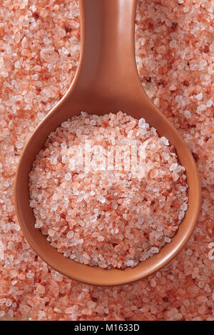 Sel de l'himalaya rose en cuillère. Vue de dessus d'une cuillère pleine de sel rose de l'himalaya sels sur cristal. Banque D'Images