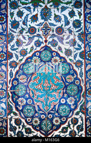 Iznik fleurs et mur à l'intérieur de la tombe ou Mausolée de Sultan ottoman turc Soliman le Magnicent, dans les motifs de la mosquée Suleimaniye, Istanbul, Turquie Banque D'Images