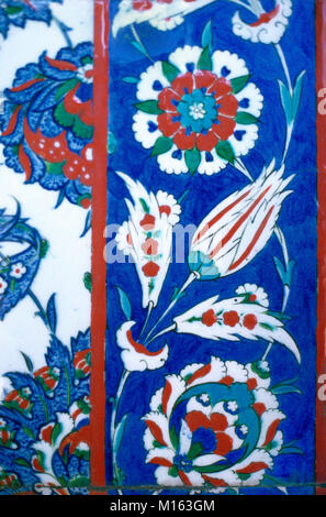 Iznik fleurs et mur à l'intérieur de la tombe ou Mausolée de Sultan ottoman turc Soliman le Magnicent, dans les motifs de la mosquée Suleimaniye, Istanbul, Turquie Banque D'Images