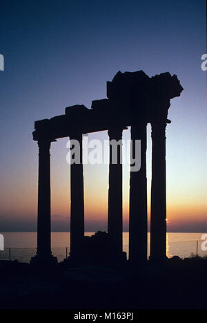 Le crépuscule ou le coucher du soleil sur l'ancien temple grec d'Apollon (c2e) dans la demeure ou Ruines de l'antique ville grecque de côté, sur le côté péninsule surplombant la mer Méditerranée, Antalya, Turquie Banque D'Images