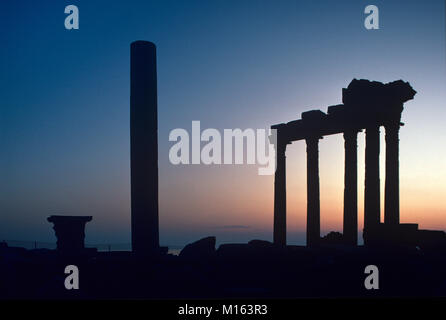 Le crépuscule ou le coucher du soleil sur l'ancien temple grec d'Apollon (c2e) dans la demeure ou Ruines de l'antique ville grecque de côté, sur le côté péninsule surplombant la mer Méditerranée, Antalya, Turquie Banque D'Images