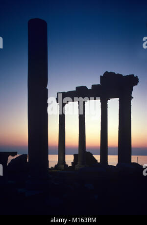 Le crépuscule ou le coucher du soleil sur l'ancien temple grec d'Apollon (c2e) dans la demeure ou Ruines de l'antique ville grecque de côté, sur le côté péninsule surplombant la mer Méditerranée, Antalya, Turquie Banque D'Images