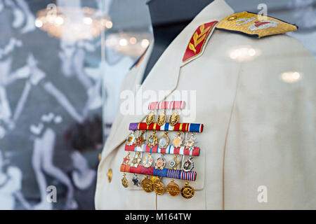Belgrade, Serbie - 25 mai 2017 : uniforme de maréchal Josip Broz Tito, ex président yougoslave, dans la chambre des fleurs museum Banque D'Images
