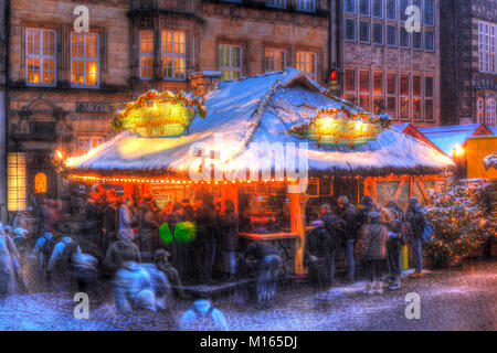 Échoppe de marché avec la neige sur le marché de Noël sur la place du marché, à la brunante, Brême, Allemagne, Europe je Verschneiter Glühweinstand auf dem Weihnachtsmarkt Banque D'Images