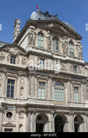 Gros plan de l'aile Sully du Louvre, Paris, France. Banque D'Images