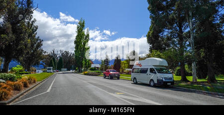 Manapouri, Nouvelle-Zélande - Oct 30, 2016. Les voitures sur la rue de Manapouri Township dans le coin sud-ouest de l'île du Sud, Nouvelle-Zélande. Banque D'Images