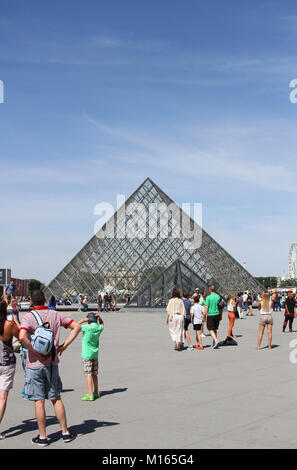 La pyramide du Louvre (Pyramide du Louvre) contre le ciel bleu dans la cour principale (Cour Napoléon), Paris, France. Banque D'Images