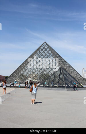 La pyramide du Louvre (Pyramide du Louvre) contre le ciel bleu dans la cour principale (Cour Napoléon), Paris, France. Banque D'Images