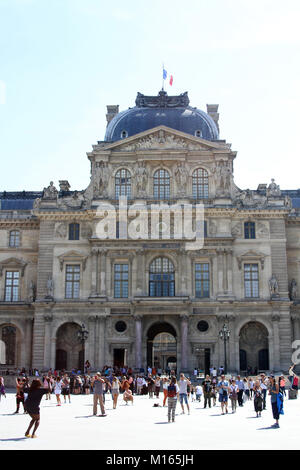 Gros plan de l'aile Sully du Louvre, Paris, France. Banque D'Images