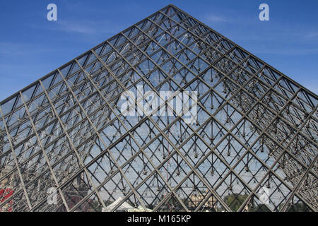 Close-up de la pyramide du Louvre (Pyramide du Louvre) contre le ciel bleu dans la cour principale (Cour Napoléon), Paris, France. Banque D'Images