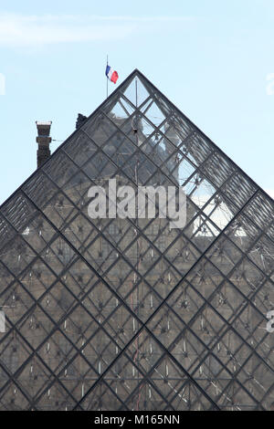 Close-up de la pyramide du Louvre (Pyramide du Louvre) contre le ciel bleu dans la cour principale (Cour Napoléon), Paris, France. Banque D'Images