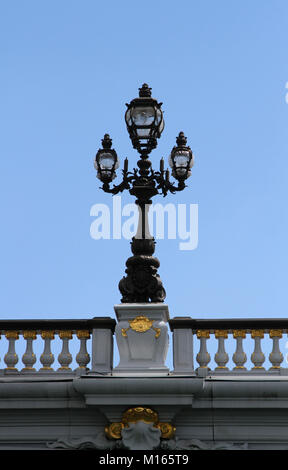 Garde-corps avec balustres et lampadaire lumière avec trois armes de la ville de Paris sur le barillet du lampadaire, 1897/1900, fonte, Pont Alexandre II Banque D'Images