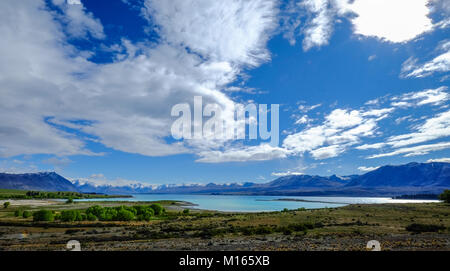 Vue sur le Lac Manapouri à journée d'été dans l'île du Sud, Nouvelle-Zélande. Banque D'Images